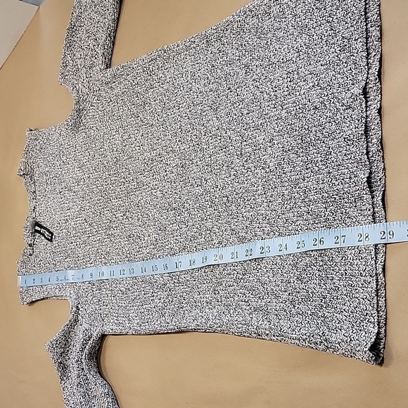 Design Lab Lord and Taylor Size M, Cold Shoulder Marled Black & Gray Sweater - Picture 7 of 11